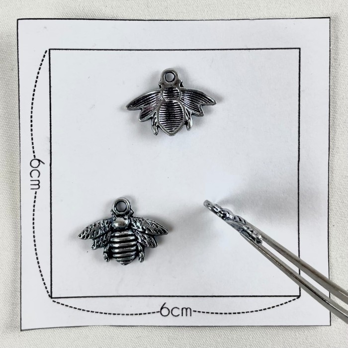 Charm abeille argenté
