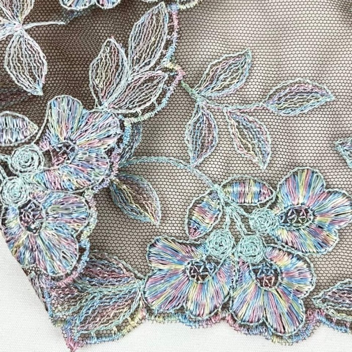 Dentelle fleurs multi-couleur sur tulle marron foncé 21cm