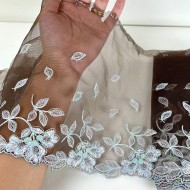 Dentelle fleurs multi-couleur sur tulle marron foncé 21cm