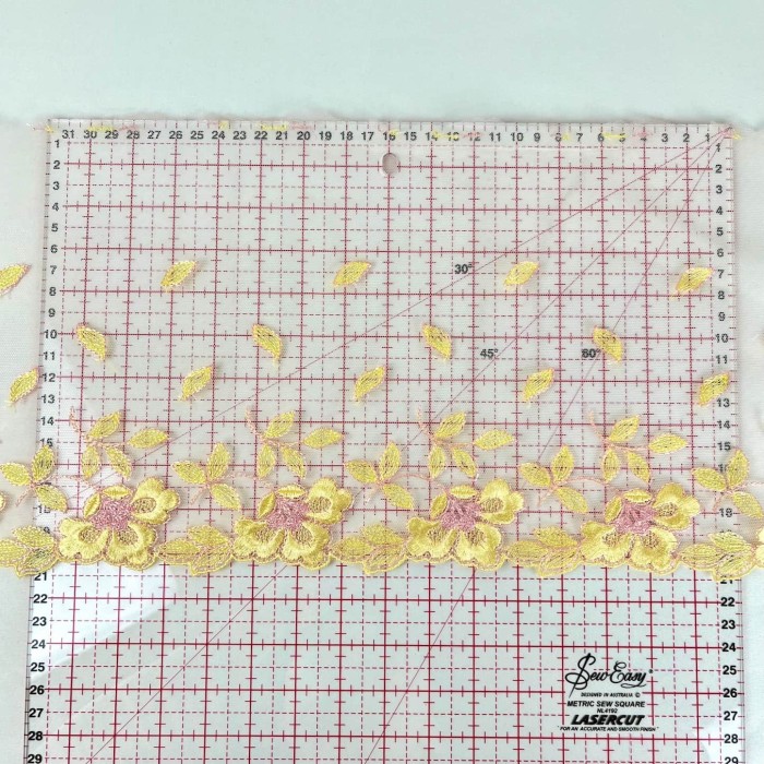 Dentelle fleurs jaunes sur tulle pêche 21cm