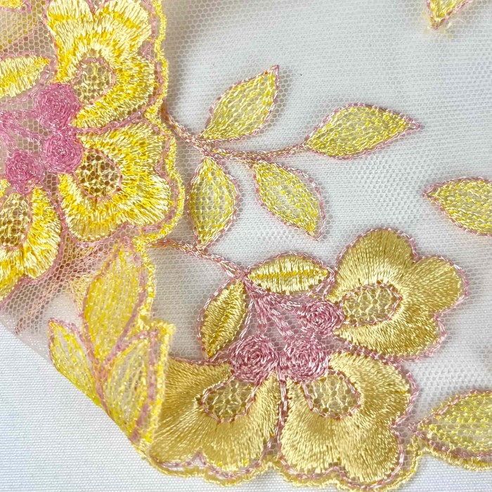 Dentelle fleurs jaunes sur tulle pêche 21cm