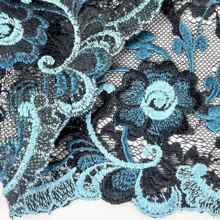 Dentelle fleurs bleus sur tulle noir 21cm