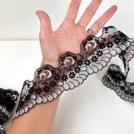 Guipure festonné rose sur tulle noir 6cm