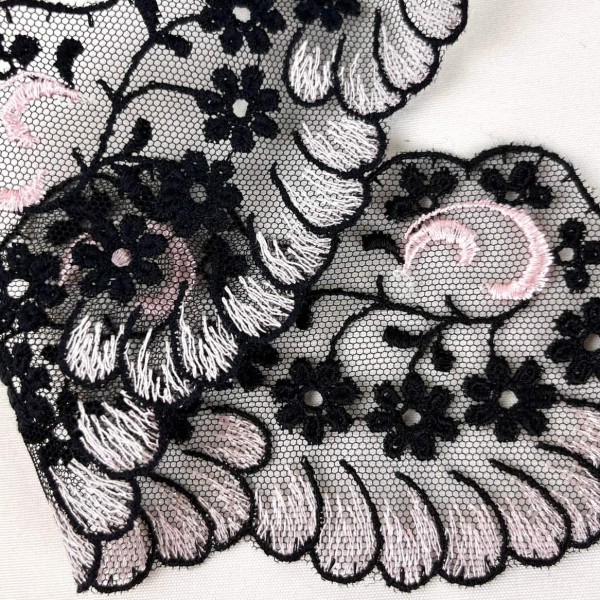 Guipure festonné rose sur tulle noir 6cm Guipure festonné rose sur tulle noir 6cm