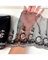 Dentelle festonée rose sur tulle noir 19cm
