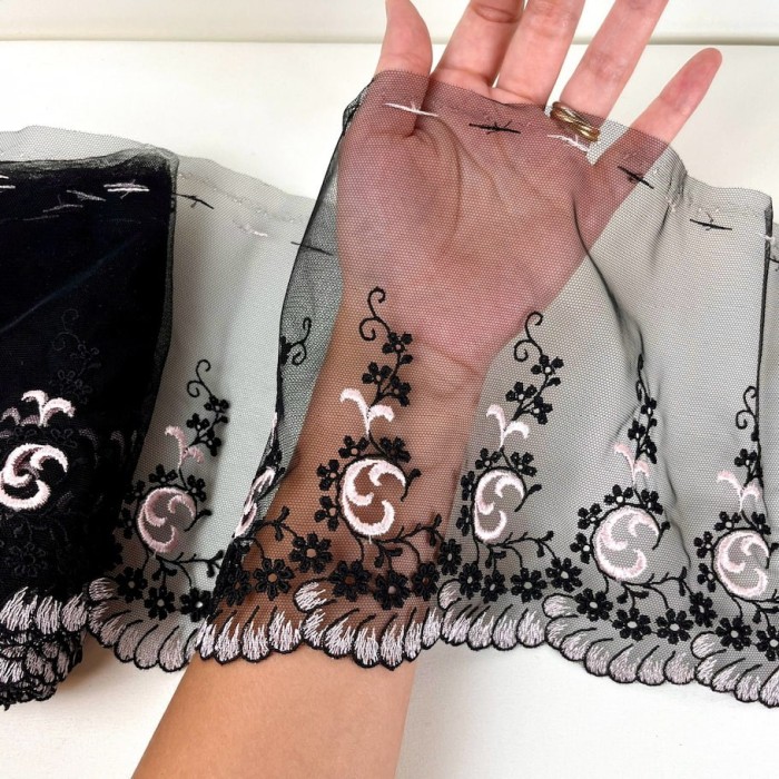 Dentelle festonée rose sur tulle noir 19cm