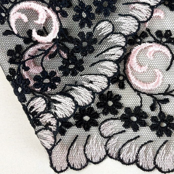 Dentelle festonée rose sur tulle noir 19cm