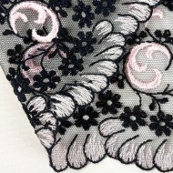 Dentelle festonée rose sur tulle noir 19cm