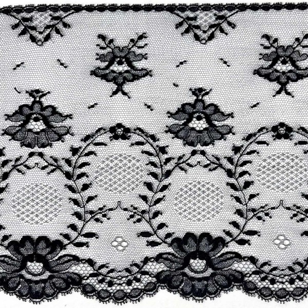 Dentelle fleurs noirs sur tulle noir 17cm Dentelle fleurs noirs sur tulle noir 17cm