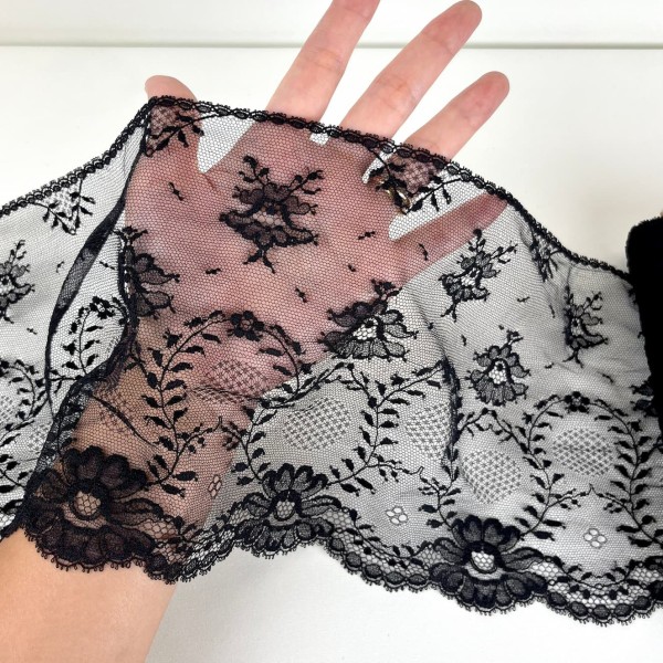 Dentelle fleurs noirs sur tulle noir 17cm Dentelle fleurs noirs sur tulle noir 17cm