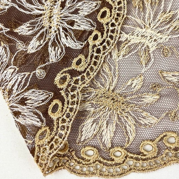 Dentelle fleurs blanches dorés sur tulle marron 20cm Dentelle fleurs blanches dorés sur tulle marron 20cm