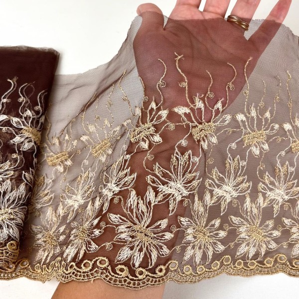 Dentelle fleurs blanches dorés sur tulle marron 20cm Dentelle fleurs blanches dorés sur tulle marron 20cm