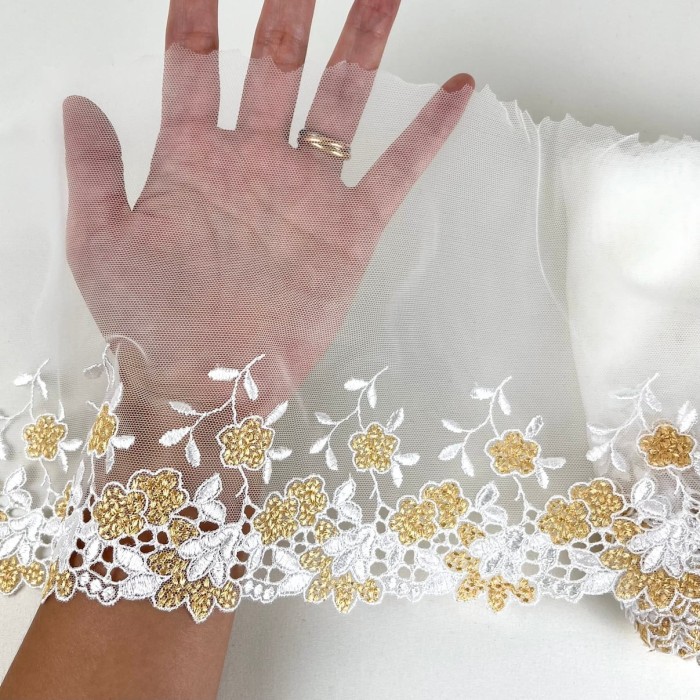 Dentelle fleurs dorés sur tulle blanc 18cm