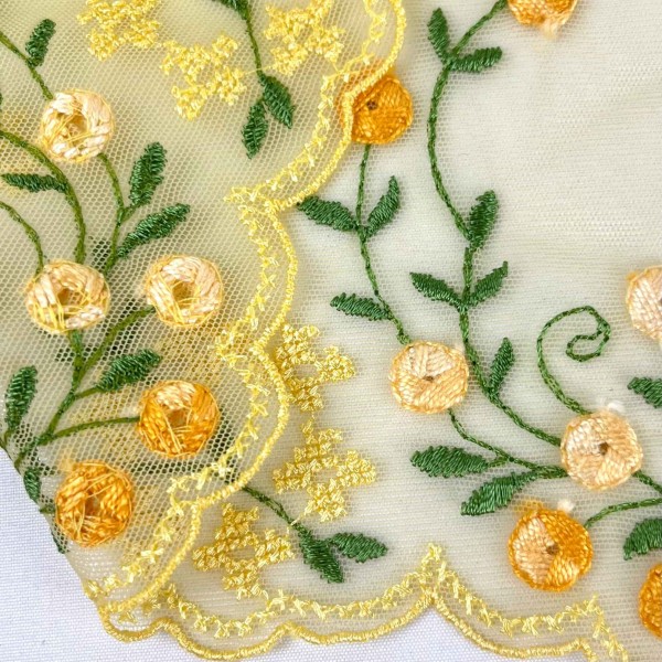 Dentelle fleurs oranges verts sur tulle jaune 21cm Dentelle fleurs oranges verts sur tulle jaune 21cm