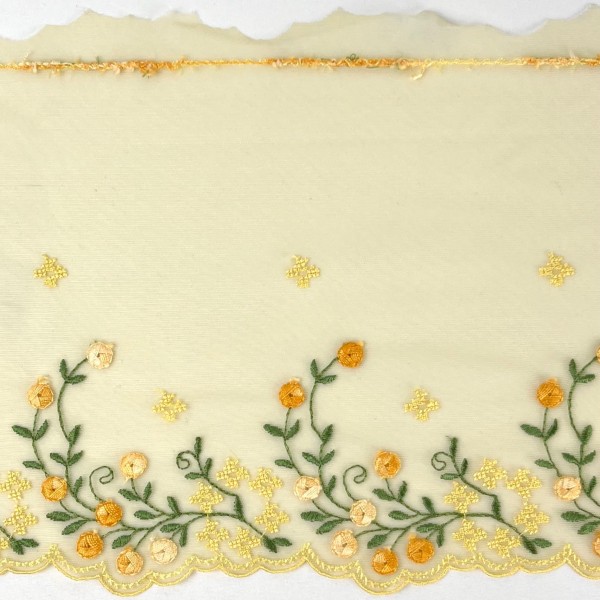 Dentelle fleurs oranges verts sur tulle jaune 21cm Dentelle fleurs oranges verts sur tulle jaune 21cm
