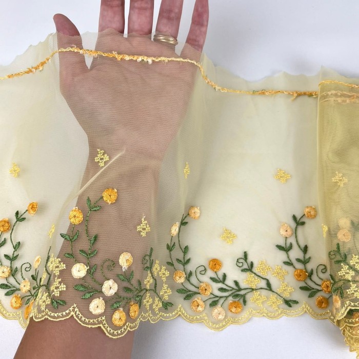 Dentelle fleurs oranges verts sur tulle jaune 21cm