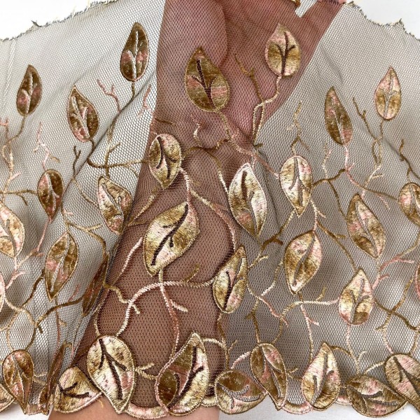 Dentelle feuilles bronzes rosés sur tulle marron 22cm Dentelle feuilles bronzes rosés sur tulle marron 22cm