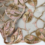 Dentelle feuilles bronzes rosés sur tulle marron 22cm