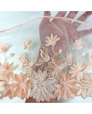 Dentelle fleurs blanches oranges sur tulle abricot 22cm Dentelle fleurs blanches oranges sur tulle abricot 22cm