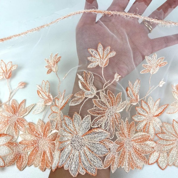 Dentelle fleurs blanches oranges sur tulle abricot 22cm Dentelle fleurs blanches oranges sur tulle abricot 22cm