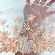 Dentelle fleurs blanches oranges sur tulle abricot 22cm