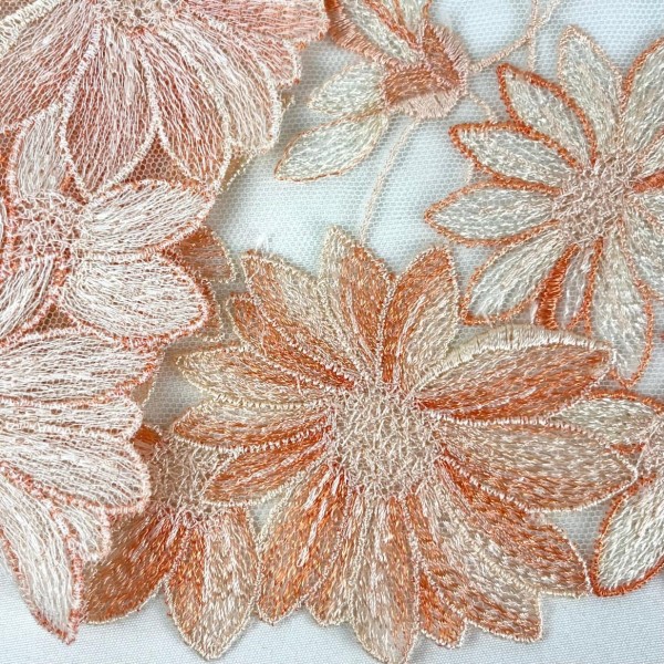 Dentelle fleurs blanches oranges sur tulle abricot 22cm Dentelle fleurs blanches oranges sur tulle abricot 22cm