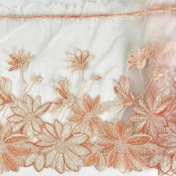 Dentelle fleurs blanches oranges sur tulle abricot 22cm