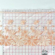 Dentelle fleurs blanches oranges sur tulle abricot 22cm