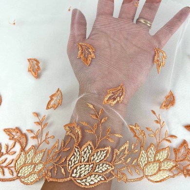 Dentelle feuilles jaunes oranges sur tulle blanc 20cm Dentelle feuilles jaunes oranges sur tulle blanc 20cm