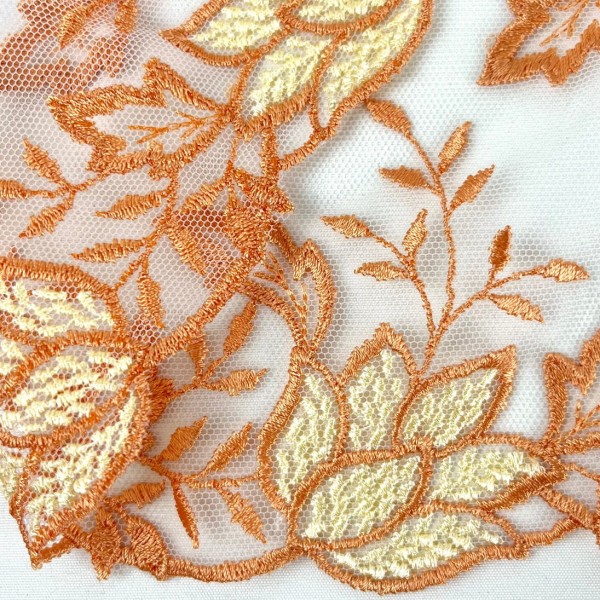 Dentelle feuilles jaunes oranges sur tulle blanc 20cm Dentelle feuilles jaunes oranges sur tulle blanc 20cm