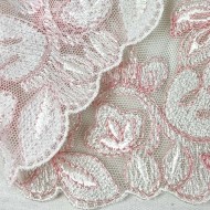 Dentelle fleurs blanches roses sur tulle blanc 24cm