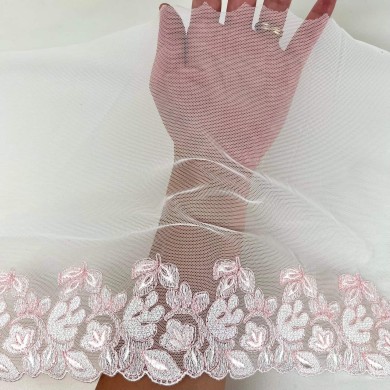 Dentelle fleurs blanches roses sur tulle blanc 24cm