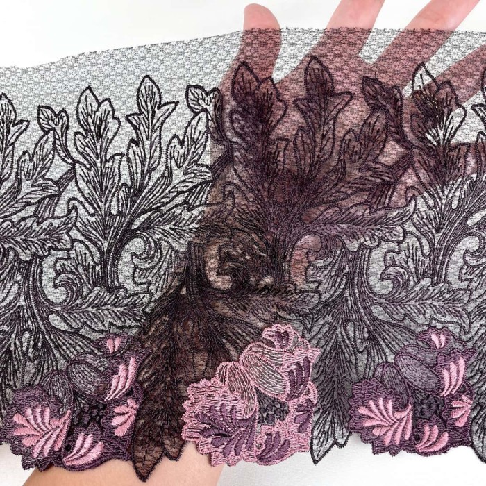 Dentelle fleurs parmes sur tulle violet foncé 20cm