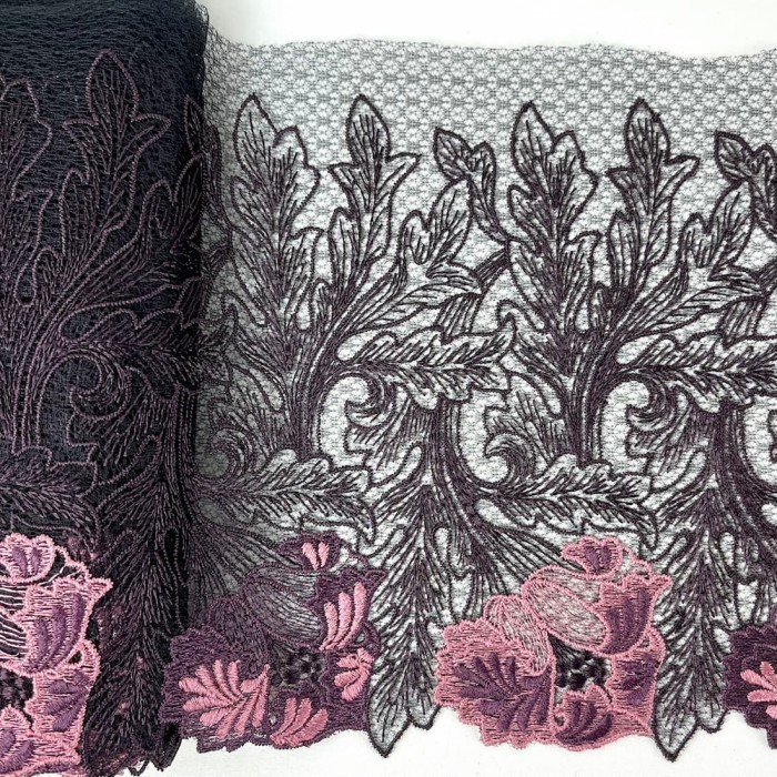 Dentelle fleurs parmes sur tulle violet foncé 20cm