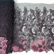 Dentelle fleurs parmes sur tulle violet foncé 20cm