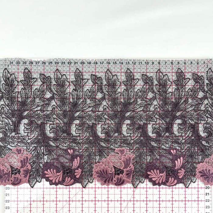 Dentelle fleurs parmes sur tulle violet foncé 20cm