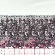 Dentelle fleurs parmes sur tulle violet foncé 20cm