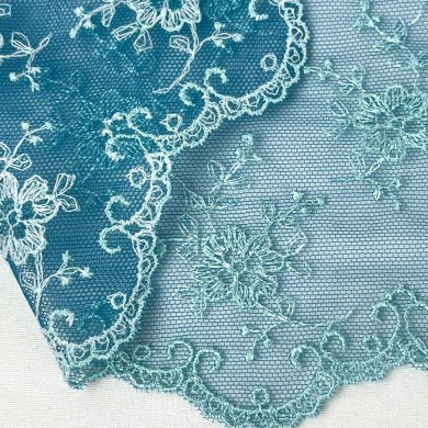 Dentelle glycines bleus clairs sur tulle bleu 13cm Dentelle glycines bleus clairs sur tulle bleu 13cm