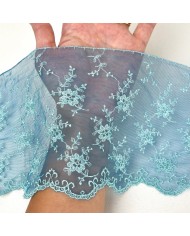 Dentelle glycines bleus clairs sur tulle bleu 13cm Dentelle glycines bleus clairs sur tulle bleu 13cm