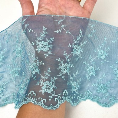 Dentelle glycines bleus clairs sur tulle bleu 13cm Dentelle glycines bleus clairs sur tulle bleu 13cm