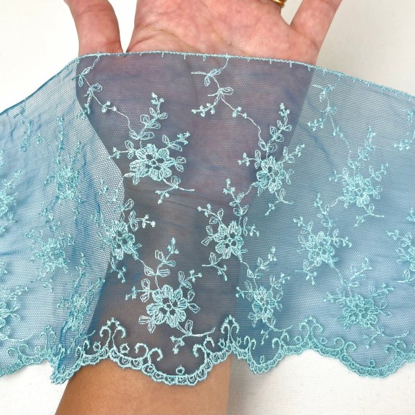 Dentelle glycines bleus clairs sur tulle bleu 13cm Dentelle glycines bleus clairs sur tulle bleu 13cm