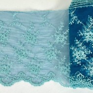 Dentelle glycines bleus clairs sur tulle bleu 13cm Dentelle glycines bleus clairs sur tulle bleu 13cm