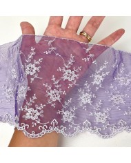Dentelle glycines blanches sur tulle violet 13cm Dentelle glycines blanches sur tulle violet 13cm