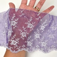 Dentelle glycines blanches sur tulle violet 13cm Dentelle glycines blanches sur tulle violet 13cm
