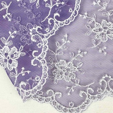 Dentelle glycines blanches sur tulle violet 13cm Dentelle glycines blanches sur tulle violet 13cm