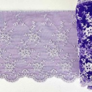 Dentelle glycines blanches sur tulle violet 13cm Dentelle glycines blanches sur tulle violet 13cm