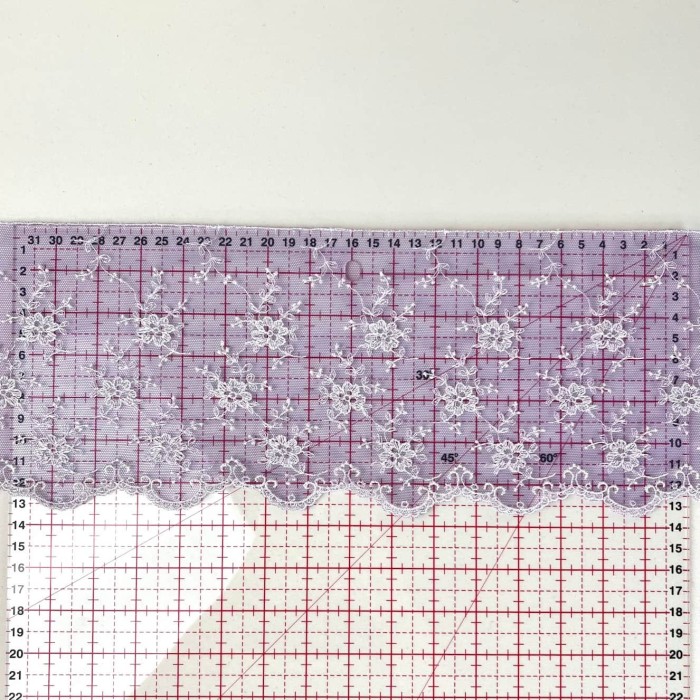 Dentelle glycines blanches sur tulle violet 13cm Dentelle glycines blanches sur tulle violet 13cm