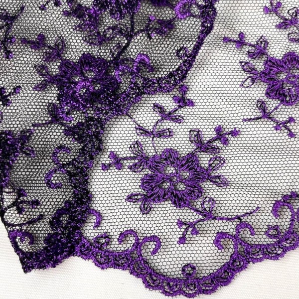 Dentelle glycines violettes sur tulle noir 13cm Dentelle glycines violettes sur tulle noir 13cm