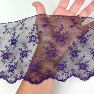 Dentelle glycines violettes sur tulle noir 13cm Dentelle glycines violettes sur tulle noir 13cm