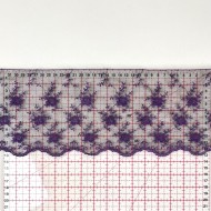 Dentelle glycines violettes sur tulle noir 13cm Dentelle glycines violettes sur tulle noir 13cm